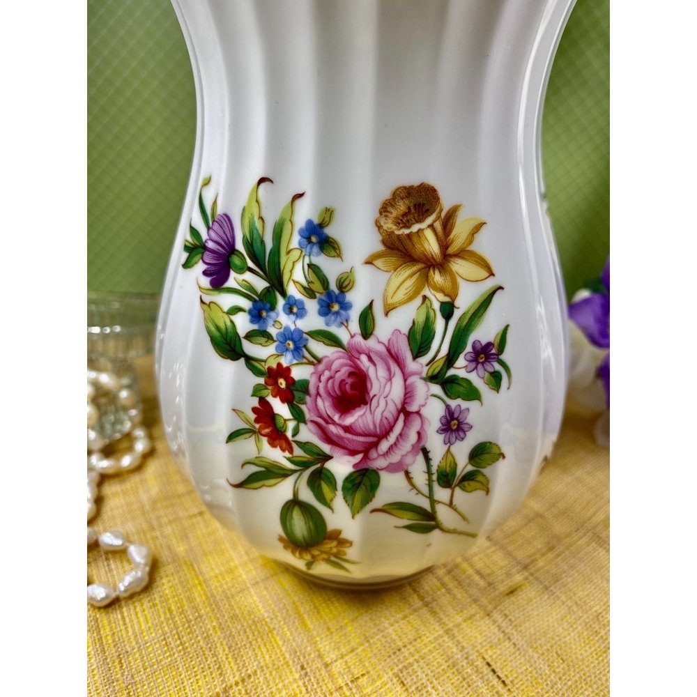 SOLD*** Royal Worcester vase England Bone China Floral, 5 3/4” High - Picture 16 of 16
